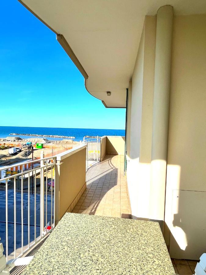 Residence Frontemare Rimini Exteriör bild