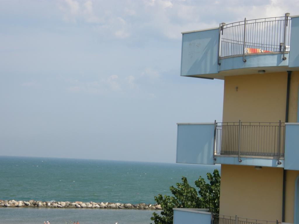Residence Frontemare Rimini Exteriör bild