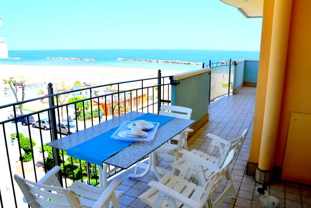 Residence Frontemare Rimini Exteriör bild